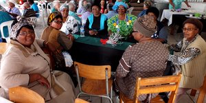 Gansbaai Dept trakteer Bejaardes 4